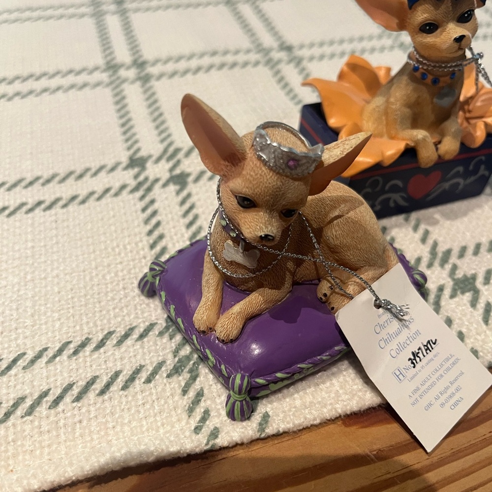 Hamilton collection Chihuahua Figurine Set - Green, Pink, Gold - Picture 6 of 11